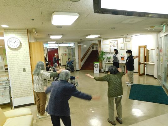 体操を楽しむ人々のロビー