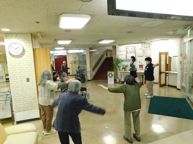 体操を楽しむ人々のロビー