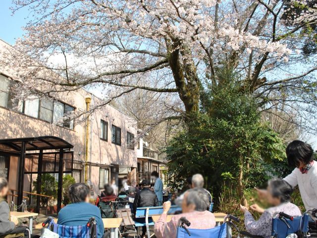 人々が座る中庭 中庭 自然豊かな中庭では、満開の桜を見ながらリラックスした時間を過ごせます。