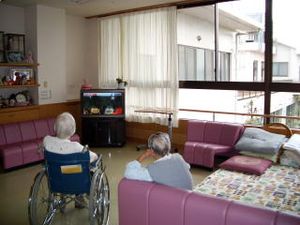 窓から光が差し込むリビング