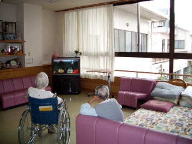 窓から光が差し込むリビング リビング 窓から自然光がたっぷり入る明るい部屋です。住まう方々がくつろげる空間になっています。