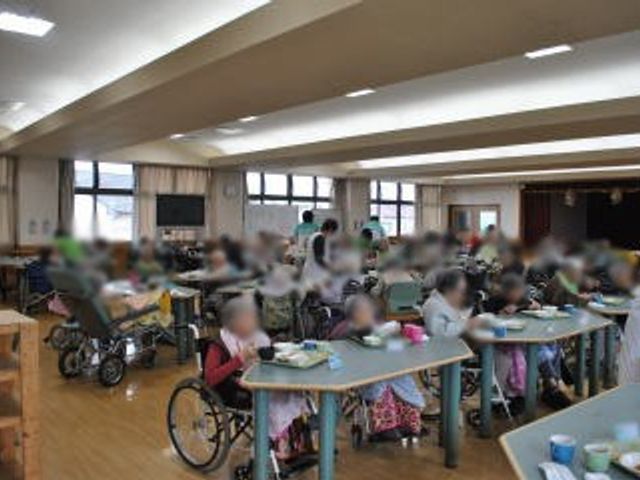 広々とした食堂 食堂 開放的で明るい空間が広がる食堂です。テーブル配置が工夫され、快適に過ごせます。