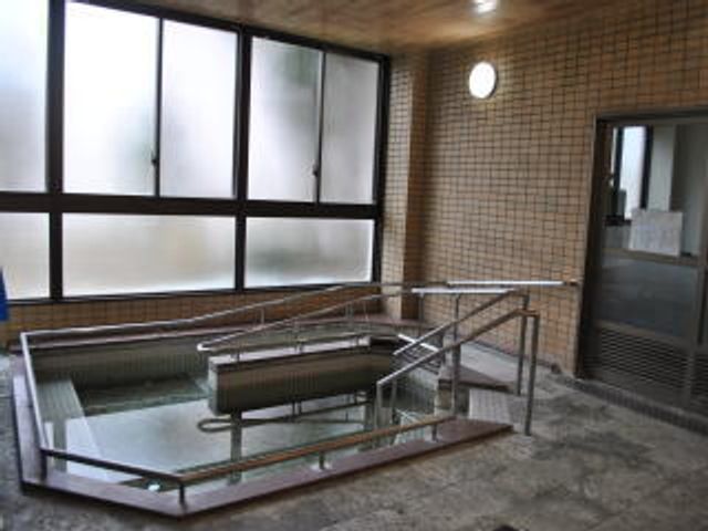 手すり付き広々浴室 浴室 大きな窓から自然光が入る浴室です。手すりが設置されており、安全に利用できます。