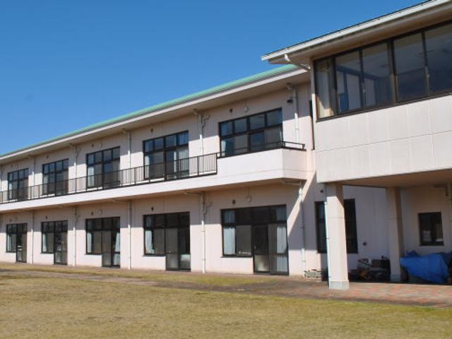 広々とした庭付き建物外観 外観 玄関先には広々とした庭が広がり、利用者に安らぎを提供します。心地よい環境で働けます。