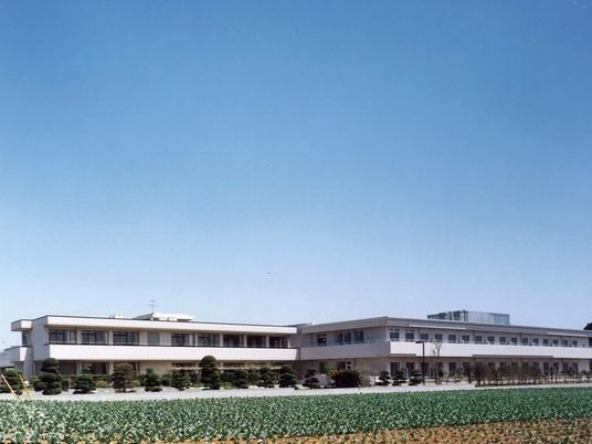 広い敷地の建物外観  