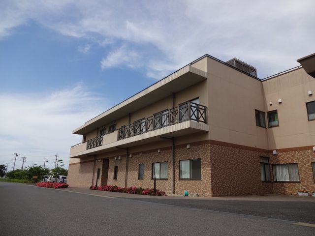 広々とした外観 外観 近代的なデザインが魅力の建物は、広々として落ち着いた雰囲気を感じさせます。