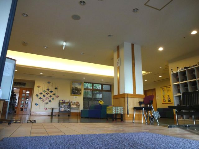 広々としたロビー ロビー 自然光が差し込む広々としたロビーです。リラックスできる椅子が用意されています。