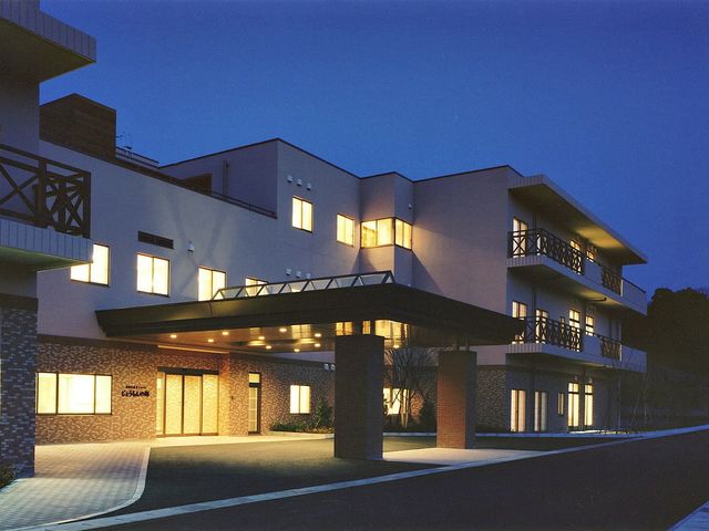温かみのあるエントランス エントランス 温かみのある照明が迎える入り口です。夜間でも安心感を提供します。