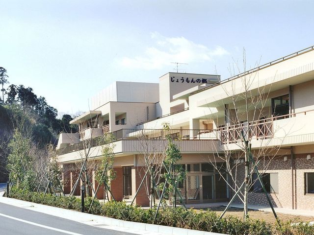 日当たり良好な外観 外観 緑に囲まれた建物は、快適な職場環境を提供します。自然光が差し込む明るい場所です。