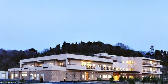自然に囲まれた外観