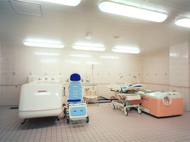 設備の整った浴室 浴室 ゆったりした浴室で、介助用の設備が整っています。快適なケアが受けられる空間です。