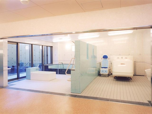 開放的な浴室空間 浴室 広々とした明るい浴室です。バリアフリー設計で、安全に利用者のケアが可能です。