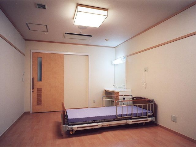 落ち着いた雰囲気の居室 居室 シンプルで機能的な個室は、落ち着いた雰囲気でご利用者様に快適な時間を提供します。