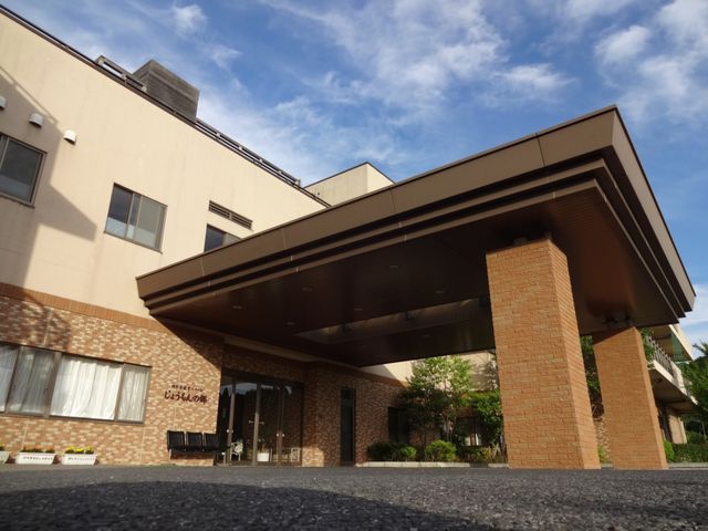 広々とした建物の外観 外観 広々とした建物は、快適な環境を提供しています。青空の下、ご利用者様をお迎えする雰囲気があります。