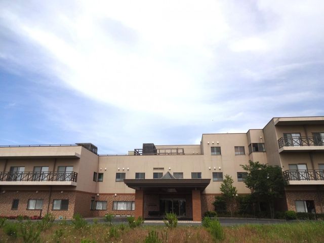 広々とした建物外観 外観 広々とした敷地に佇む建物です。開放的な雰囲気が感じられます。