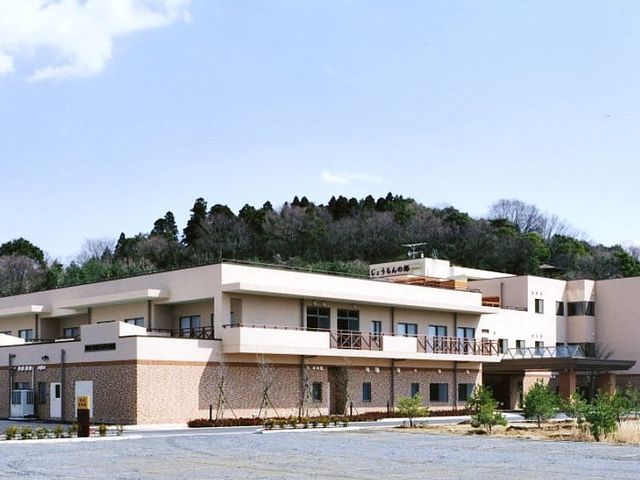 自然豊かな建物外観 外観 四季を感じられる環境に囲まれた建物です。介護の現場で働く方にとって、リラックスできる職場となっております。