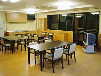 自然光が差し込むダイニングルーム