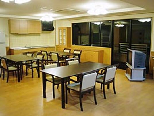 自然光が差し込むダイニングルーム