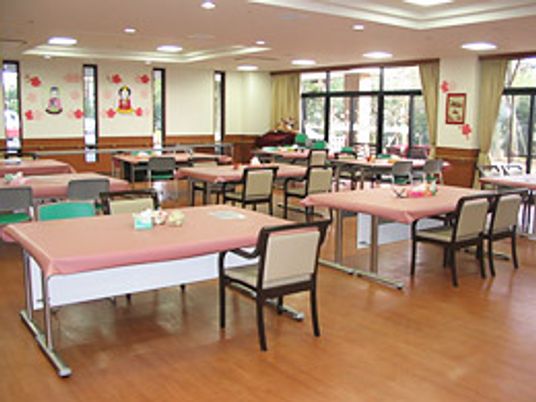 自然光が差し込むダイニングルーム