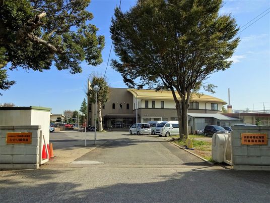 木々に囲まれた施設外観  