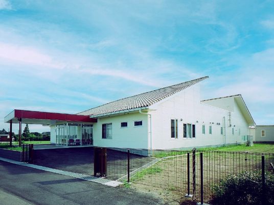 明るい外観の建物  