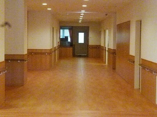 安全な手すり付き廊下