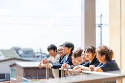 人々がバルコニーに立つ様子