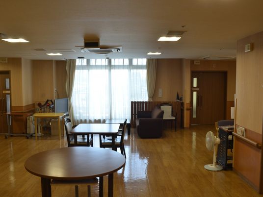 陽の差し込むリビング