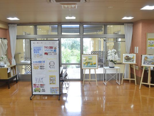 掲示物のあるエントランス