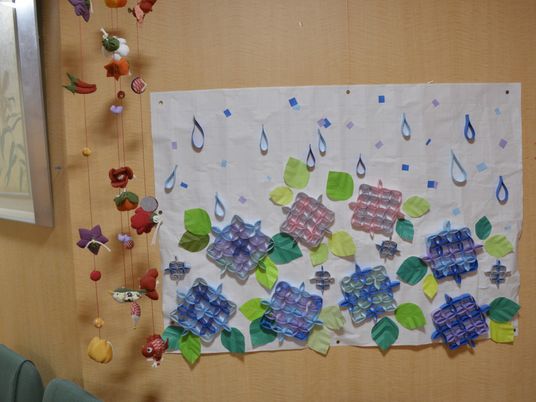 手作りの装飾品を飾る壁