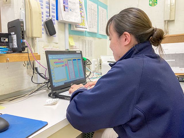 スタッフ業務の様子 スタッフイメージ スタッフがパソコンで作業しています。快適な勤務環境で、集中して業務に取り組めます。