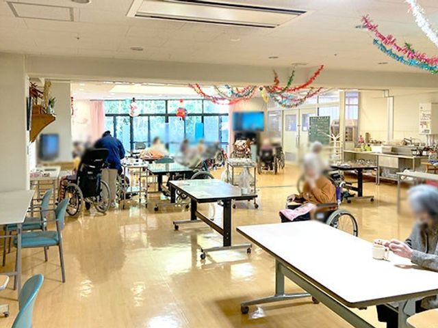 広々とした室内のダイニングルーム ダイニングルーム 自然光が差し込み、広々とした空間です。車椅子の方々も快適に過ごせる設計となっています。