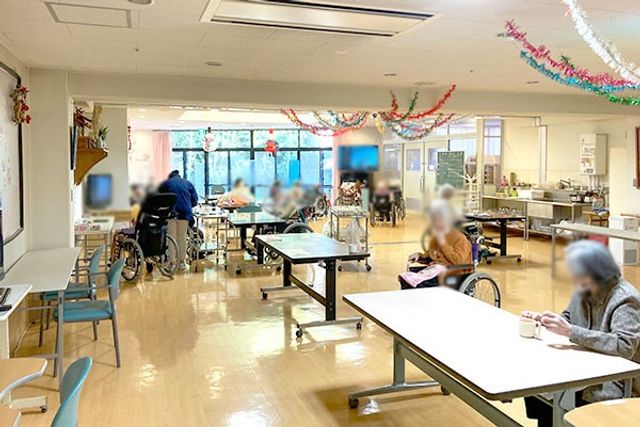 広々とした室内のダイニングルーム ダイニングルーム 自然光が差し込み、広々とした空間です。車椅子の方々も快適に過ごせる設計となっています。