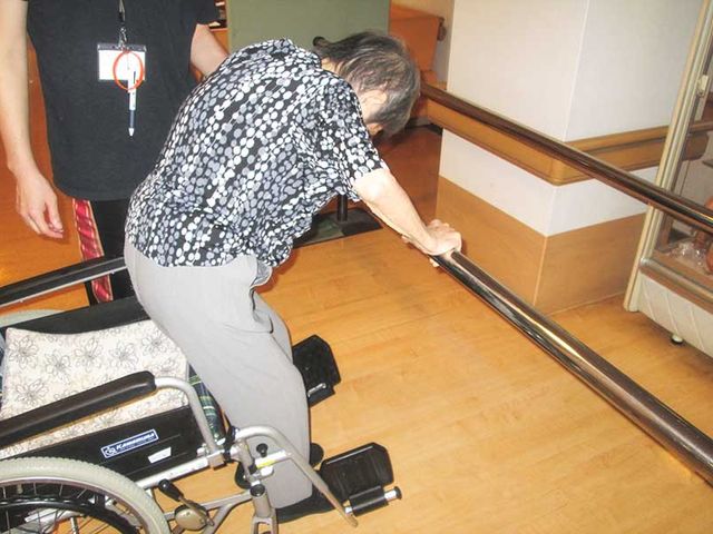 機能訓練スペース 機能訓練室 手すりを使った機能訓練が行える環境です。身体のサポートをしながら自立を促すスペースになっています。