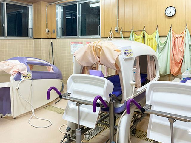 機能的な機械浴室 浴室 複数の機械浴設備が整い、快適な入浴支援が可能です。リラックスしたひとときをお届けします。