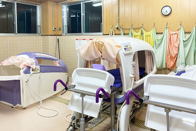 機能的な機械浴室 浴室 複数の機械浴設備が整い、快適な入浴支援が可能です。リラックスしたひとときをお届けします。