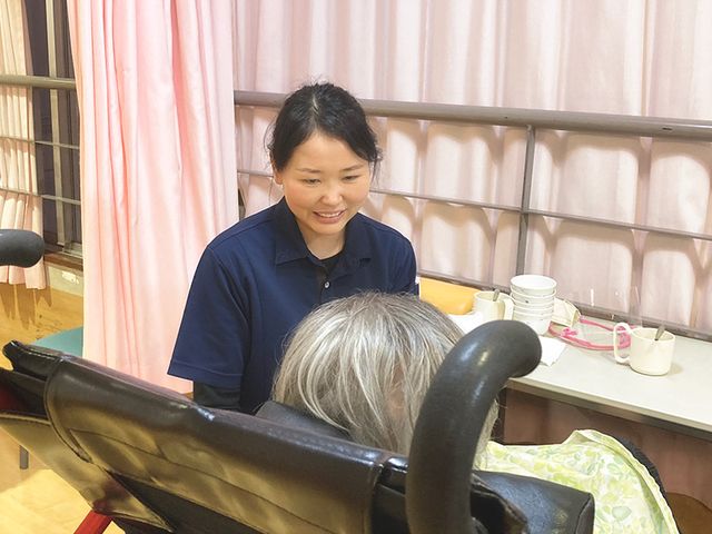 笑顔のスタッフと利用者 機能訓練室 利用者に寄り添う笑顔のスタッフ。温かなコミュニケーションが取れる環境です。