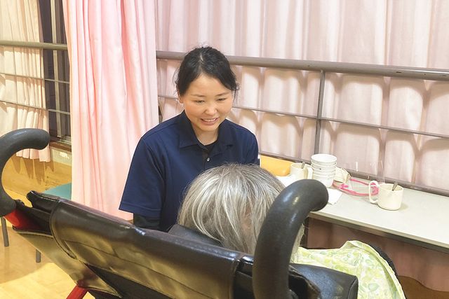 笑顔のスタッフと利用者 機能訓練室 利用者に寄り添う笑顔のスタッフ。温かなコミュニケーションが取れる環境です。