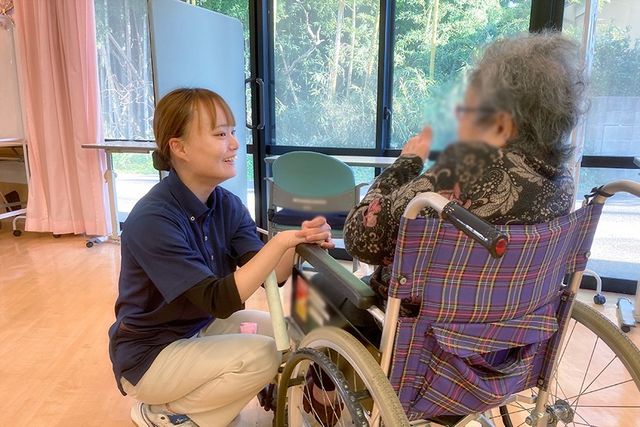 親切な交流のラウンジ ラウンジ 自然光が差し込むラウンジで、スタッフと利用者が親しく交流しています。温かい雰囲気が魅力です。