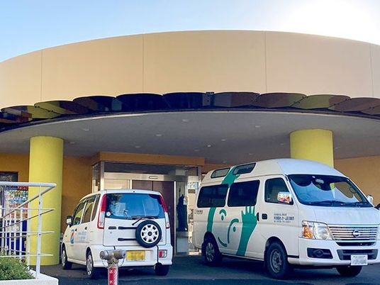 送迎車が停まる外観  