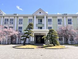 緑に囲まれた建物正面