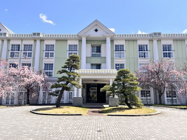 緑に囲まれた建物正面