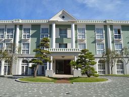 緑に囲まれた建物正面