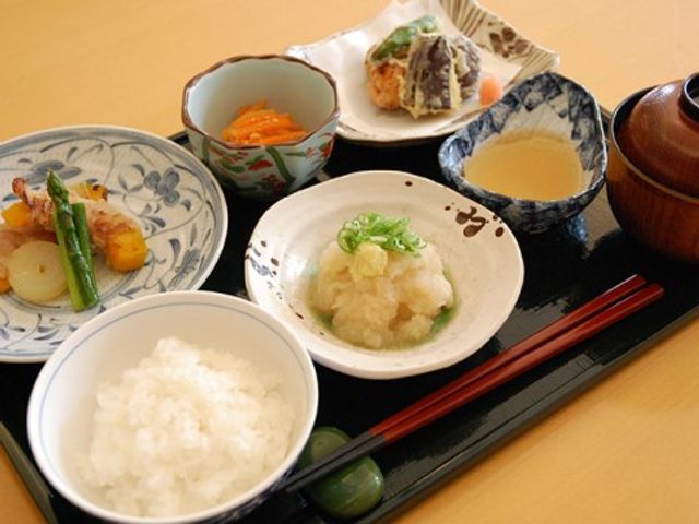 栄養バランスを考えた食事 食堂 食事の提供も大切な仕事の一つです。彩り豊かな食事を通じて、利用者様の健康を支えましょう。