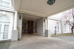 エントランスと桜の枝