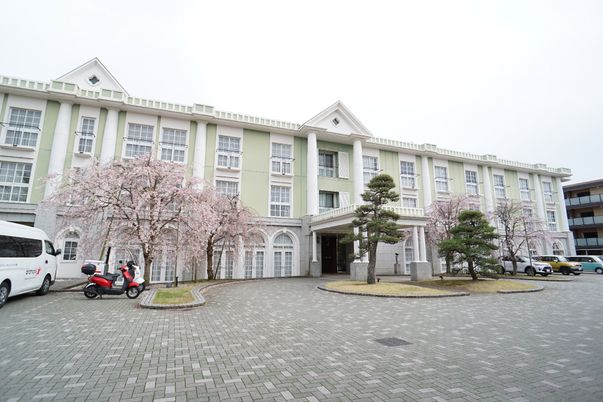 春の桜と共に建物外観