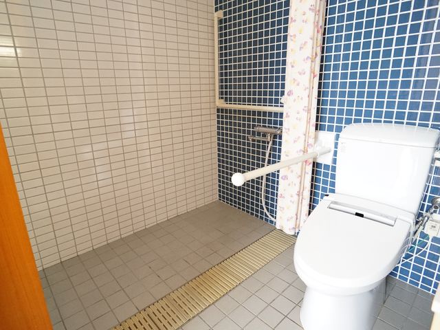 バリアフリートイレ トイレ 手すりが付いた清潔感のあるトイレです。利用者の安全を考えた設計で、日々の生活が快適になるよう工夫されています。