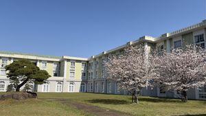 春の桜と共に建物外観