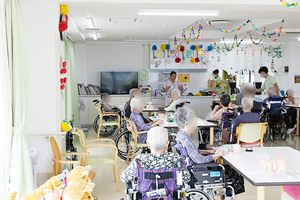 笑顔で過ごすダイニングルーム