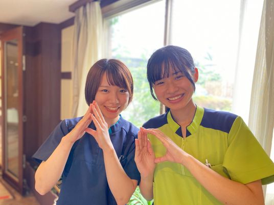 笑顔のスタッフ二人